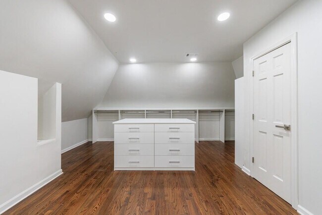 Building Photo - 459 Atlanta Country Club Dr