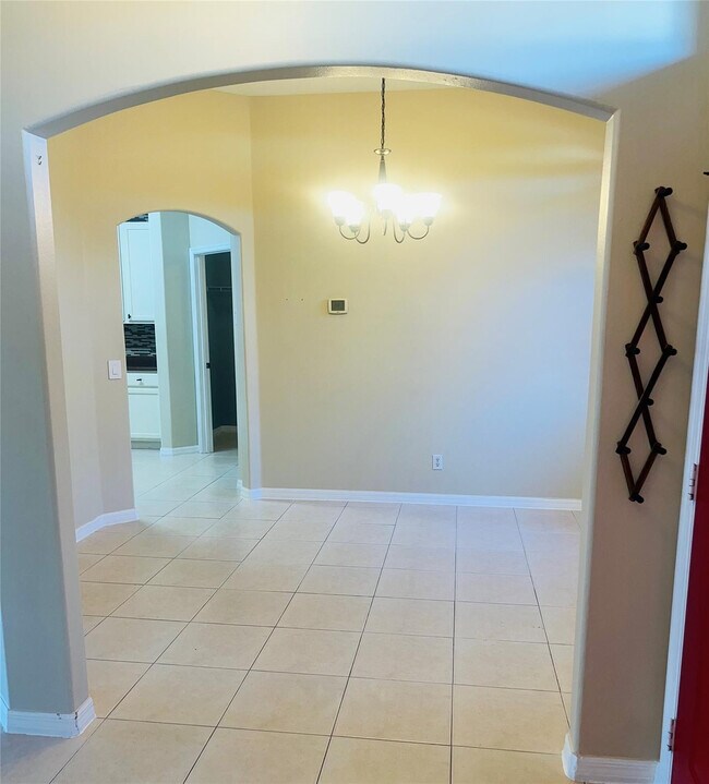 Building Photo - 602 SW McCall Rd