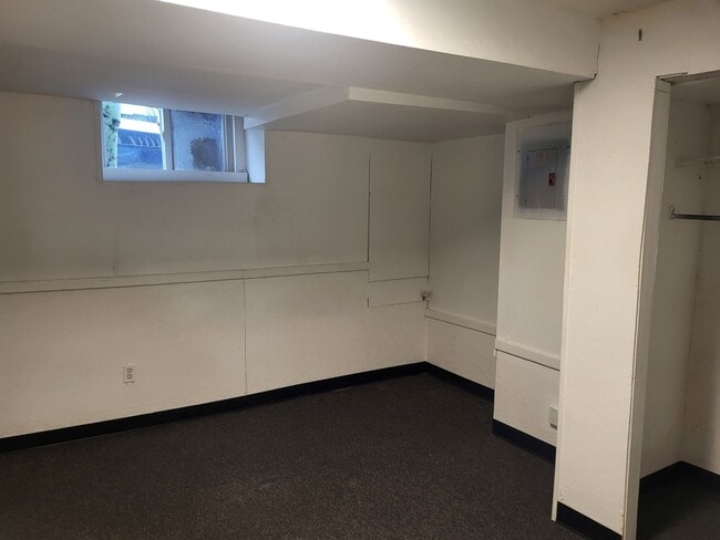 Building Photo - Available July 5, 2026! Spacious 4 bedroom...