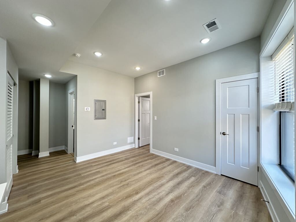 Building Photo - 435 W Belden Ave
