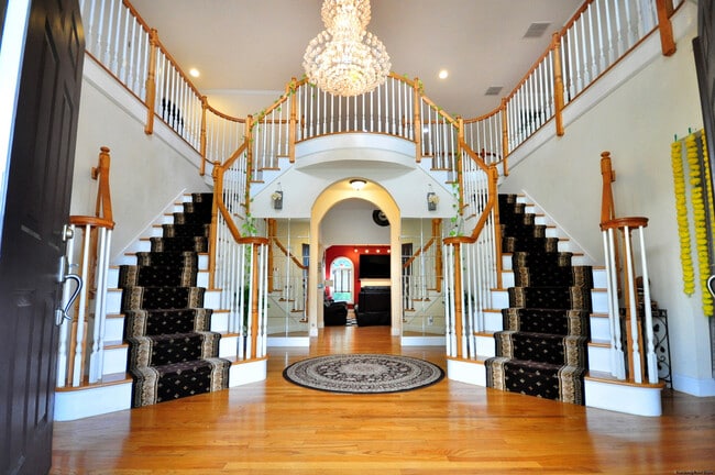 Building Photo - 3 Maplecrest Ln