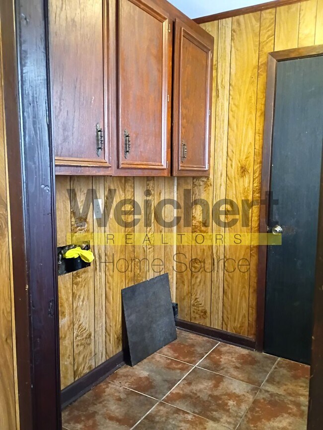 Building Photo - 3-Bed Home with Great Garage/Shop & Convenient Location