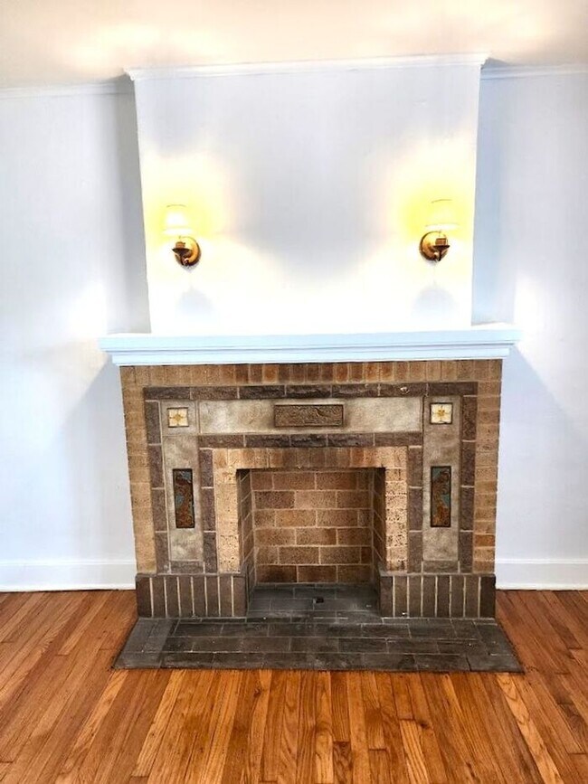 Building Photo - Remodeled 1 BED 1 BATH DUPLEX MIILER'S BLVD HISTORIC DISTRICT