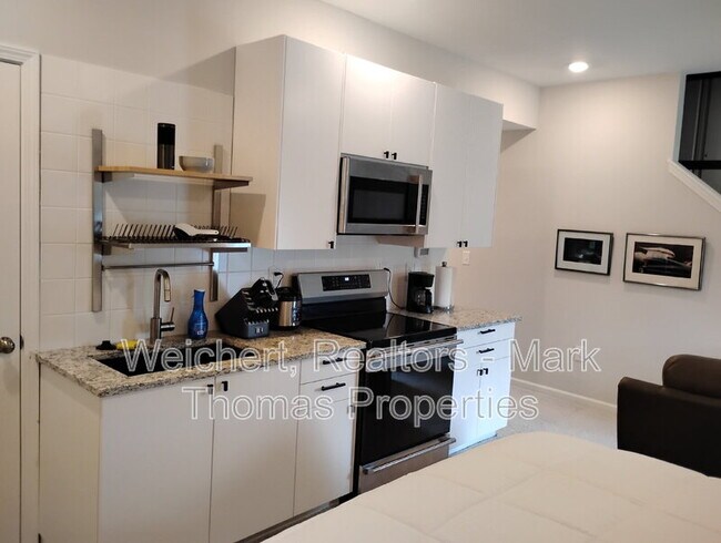 Primary Photo - 1035 Manorhaven Dr