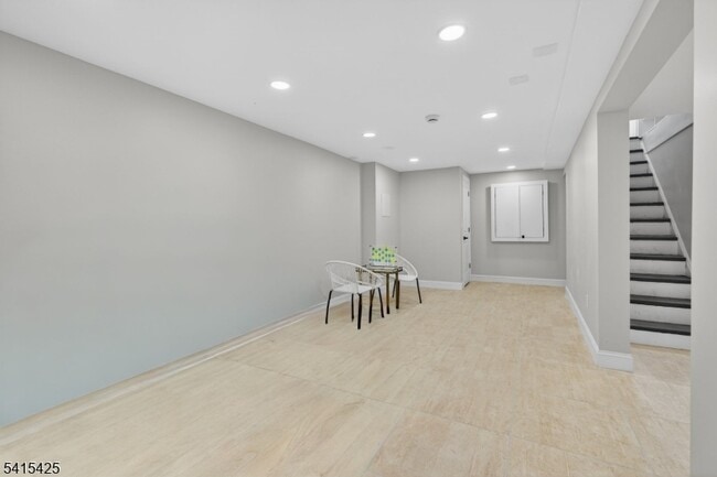 Building Photo - 21 Lombardy Pl