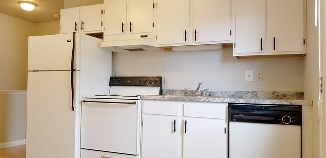 Building Photo - MOVE IN READY NOW! Desirable down town location. 1 bed, 1 bath. Includes water, sewer and garbage.