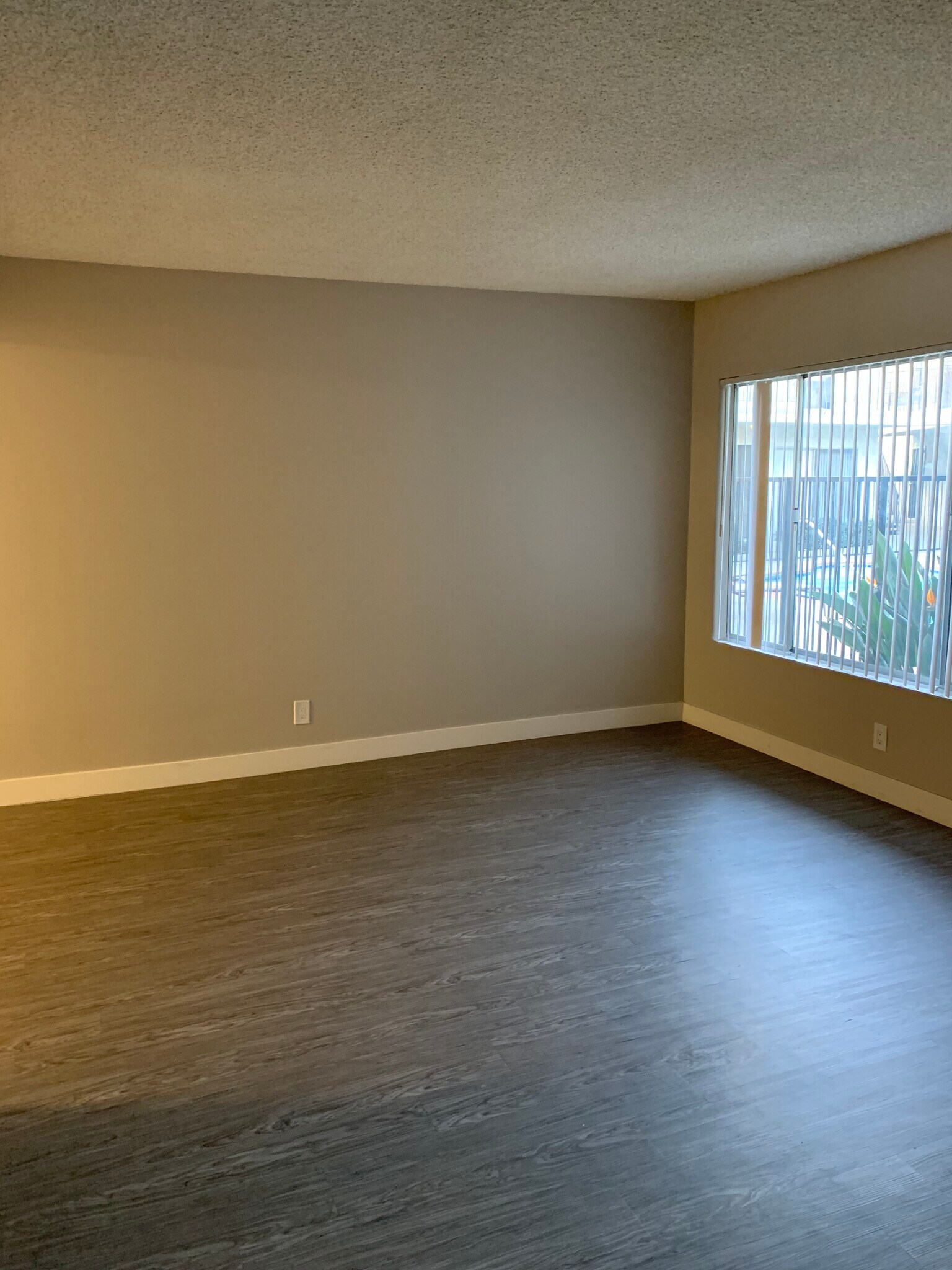 Spacious living room with lots of natural light - 2816 W 182nd St