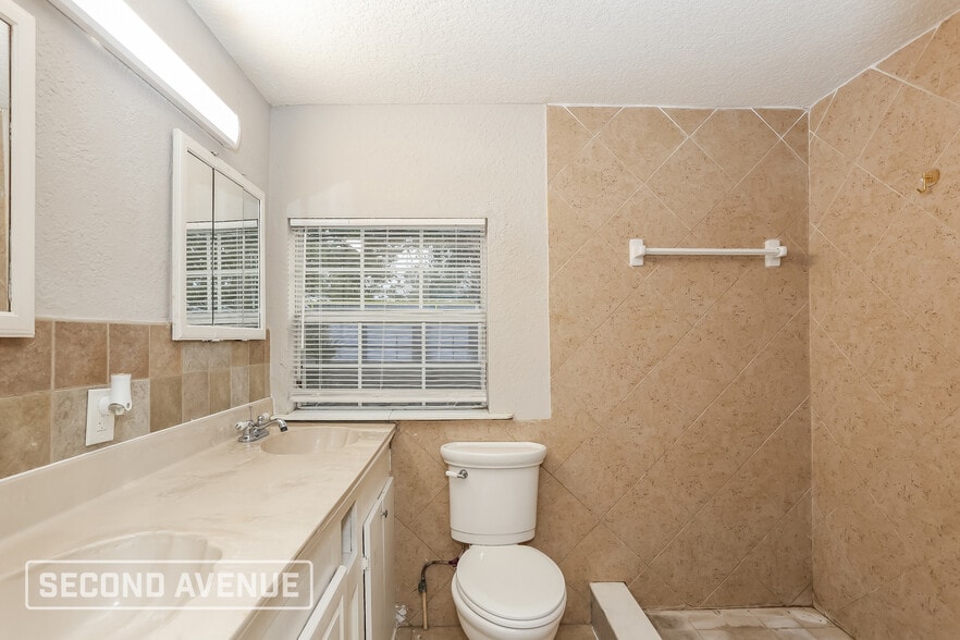 Building Photo - 2121 Broadway Ave