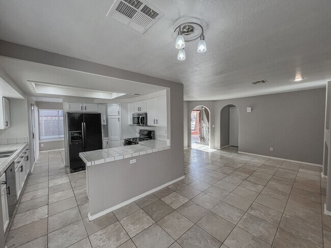 Building Photo - Spacious 4-Bedroom Home in Prime Green Val...