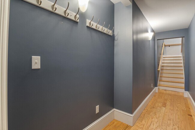 Building Photo - 303 Islington St