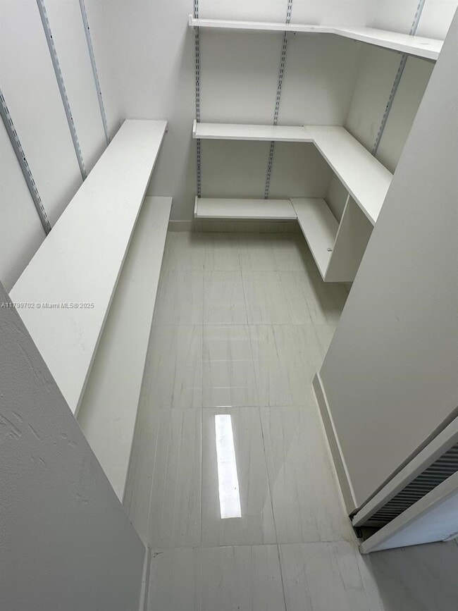 Building Photo - 1450 Brickell Bay Dr
