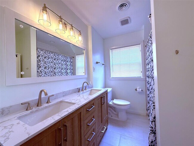 Building Photo - 10607 Clematis Ln