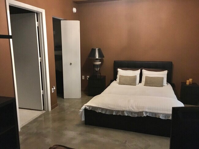 Building Photo - 234 NE 3rd St