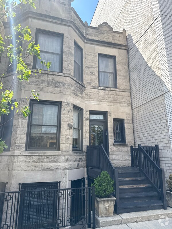 Building Photo - 2038 N Damen Ave