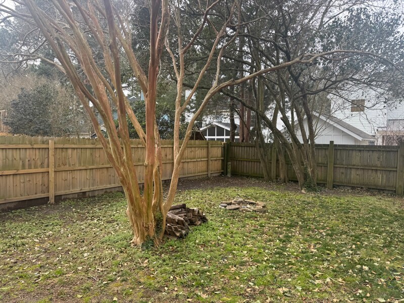 Building Photo - 2219 Oak St