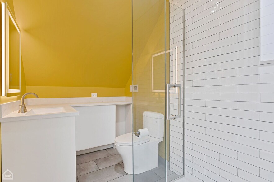 Building Photo - 2103 W Eastwood Ave