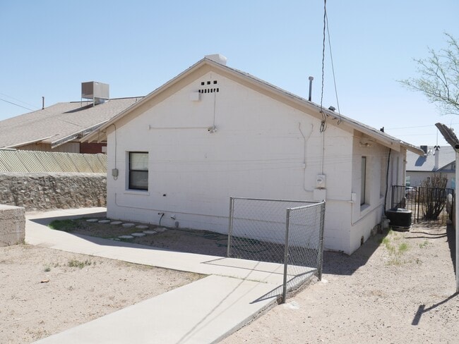 Building Photo - 1703 E Rio Grande Ave