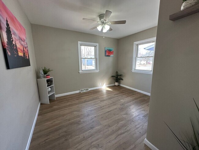 Building Photo - Remodeled 3 bed, 1 bath home for rent in Northeast Waterloo
