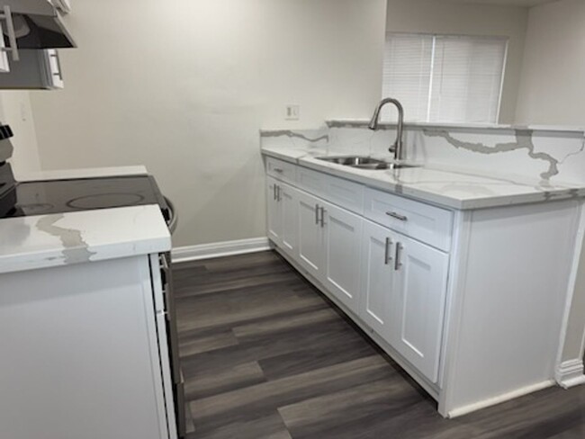 Building Photo - Upstairs Charming 2- bedroom condo