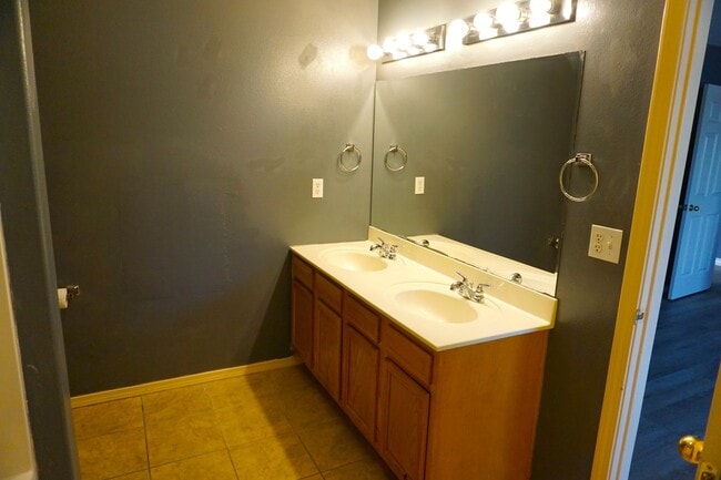 Building Photo - 4 bedroom 2 bath home available in Bentonville!