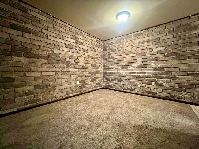 Building Photo - 110 Kellywood Manor