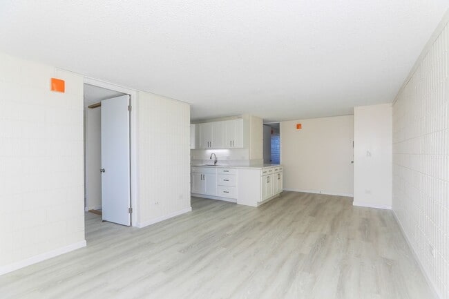 Building Photo - Sunset Lakeview - Fully renovated 3 bedroom, 2 bath on lower floor comes with tandem parking for ...