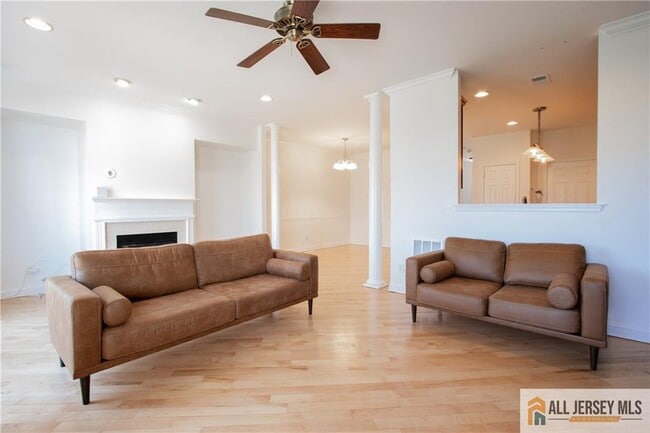 Building Photo - 98 S Shore Dr