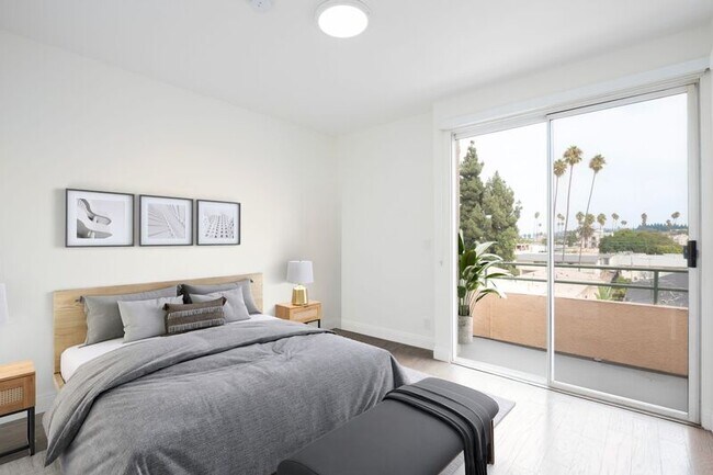 Building Photo - 1616 N Serrano Ave