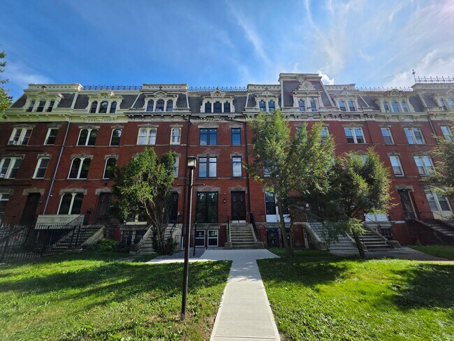 Building Photo - Newly Renovated 1 Bedroom Apartment - Poug...