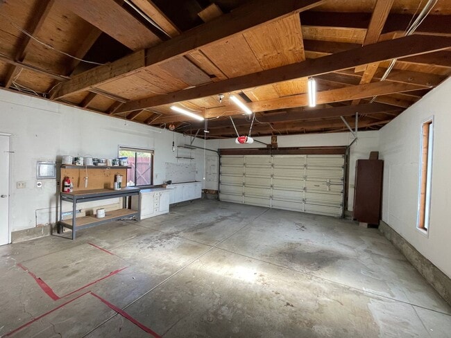 Building Photo - Spacious three bedroom home in desirable Windsor neighborhood!