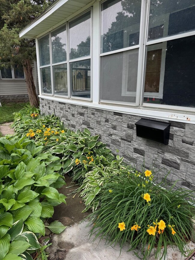 Building Photo - 3 Bedroom / 1 Bathroom Private Fenced Yard...