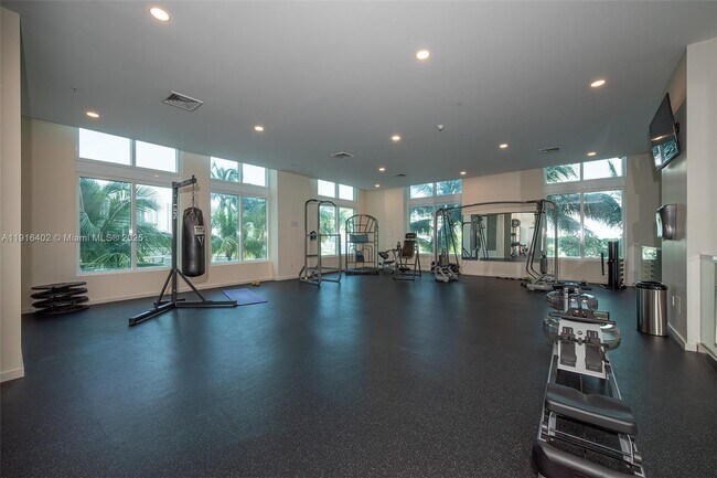 Building Photo - 1900 N Bayshore Dr