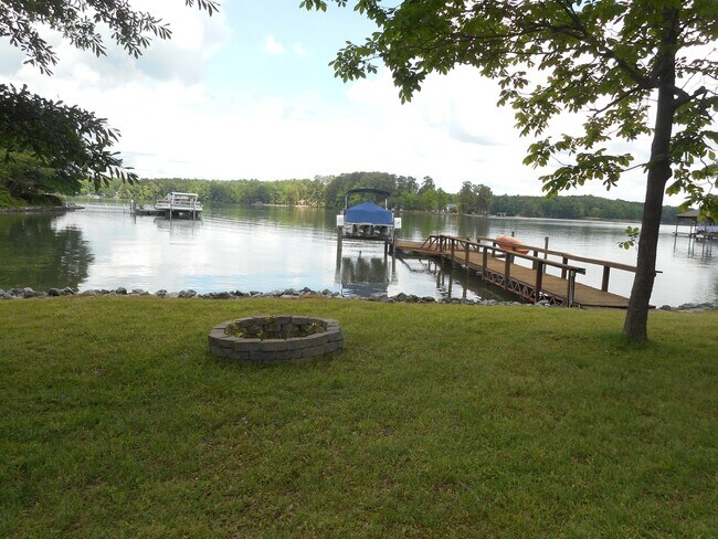 Building Photo - Lake Front 2-Bedroom Home on Beautiful Lake Wylie with a Dock and Boat Lift