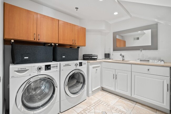 Building Photo - 313 1st St