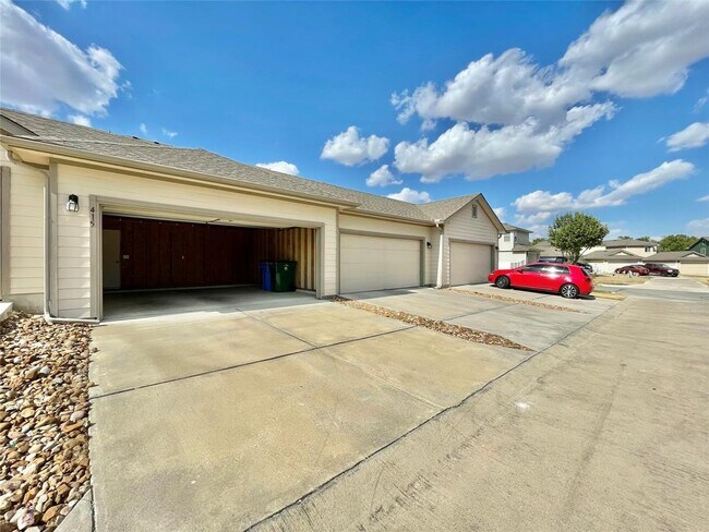 Building Photo - 415 Crater Lake Dr
