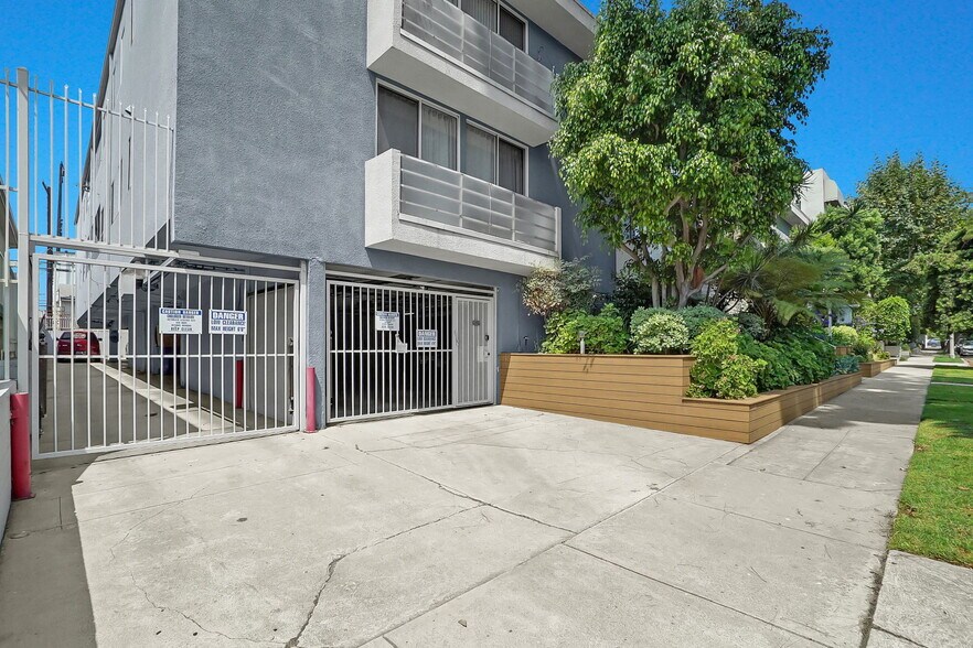 Building Photo - 2223 S Bentley Ave