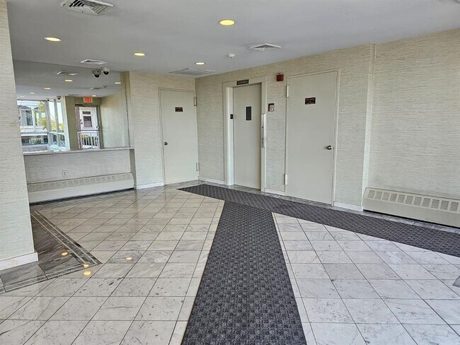 Building Photo - 899 Boulevard E-6B-6B