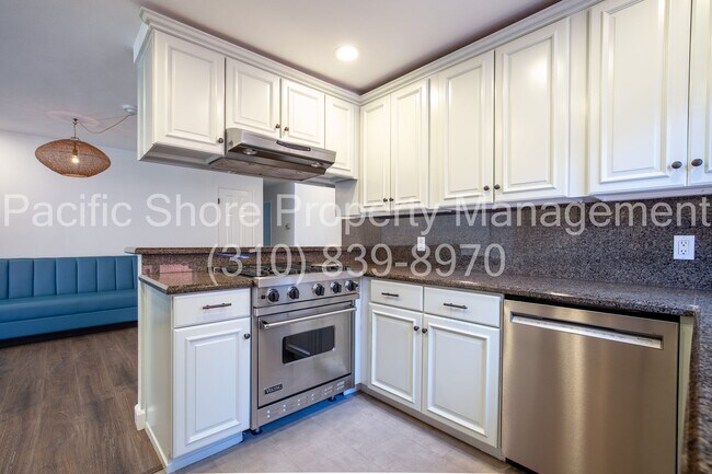 Building Photo - Updated 3-Bedroom First-Floor Condo in Prime Santa Monica Location