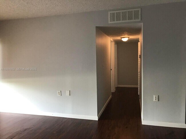 Building Photo - 1133 N Benoist Farms Rd