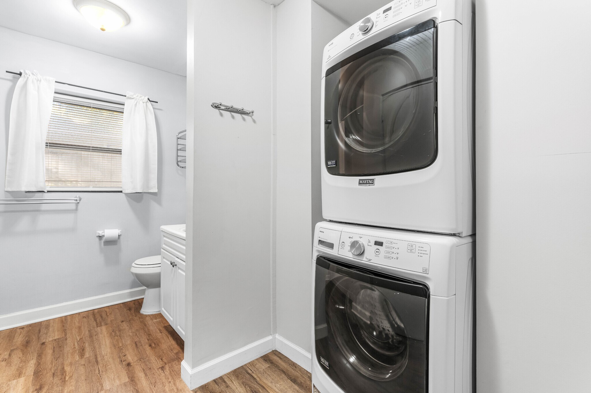 Building Photo - 300 Barclay Rd