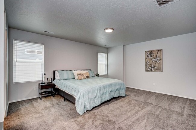 Building Photo - 4 bed 2 bath home for rent