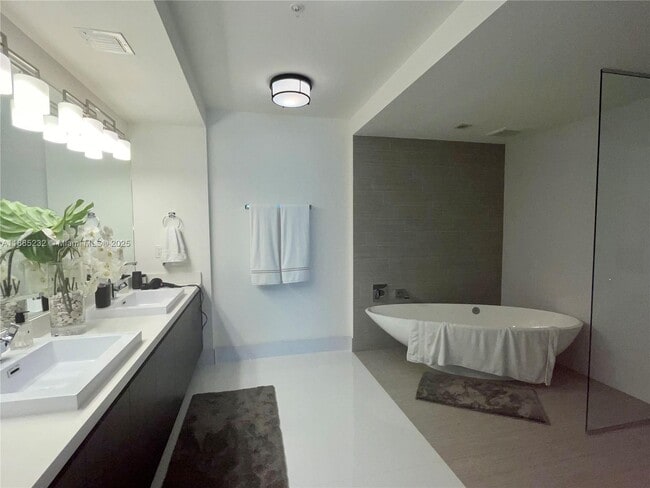 Building Photo - 300 Sunny Isles Blvd