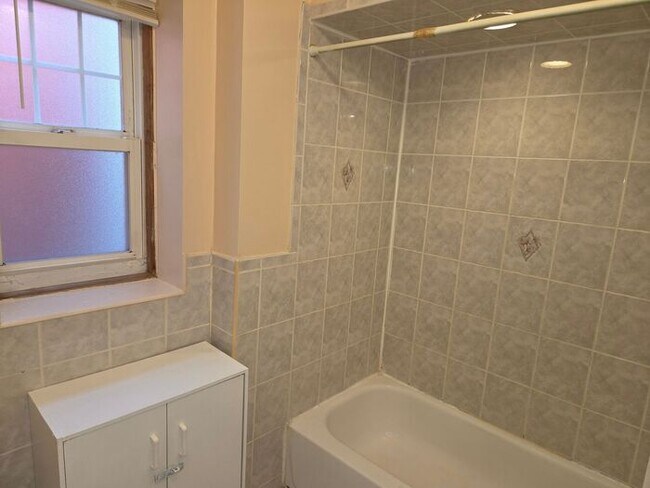 Building Photo - 5BR/1.5BA Row Home with Backyard and Laund...
