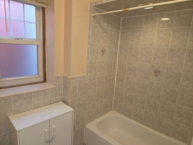 Building Photo - 5BR/1.5BA Row Home with Backyard and Laundry Hookups