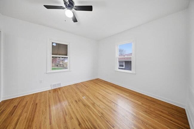 Building Photo - 1115 Kelly Ave