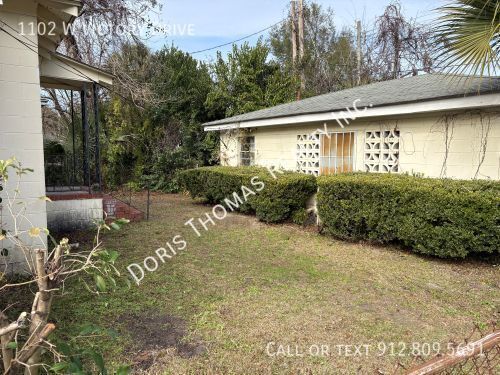 Building Photo - 1102 W Victory Dr