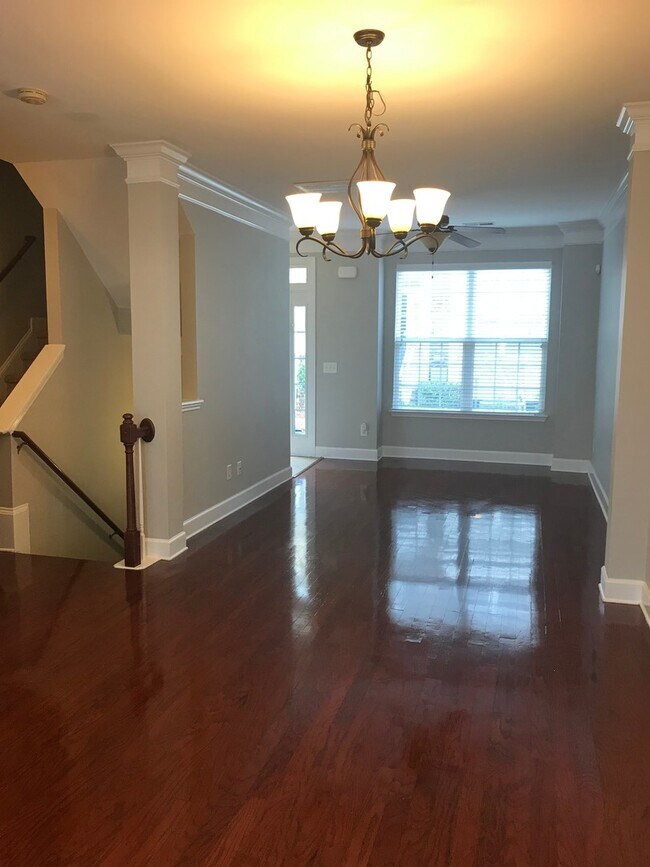 Building Photo - Reduced Rent/Move In Special/Lenox Village...