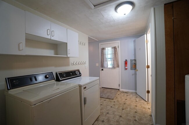 Building Photo - 2551 E Sandy Dr