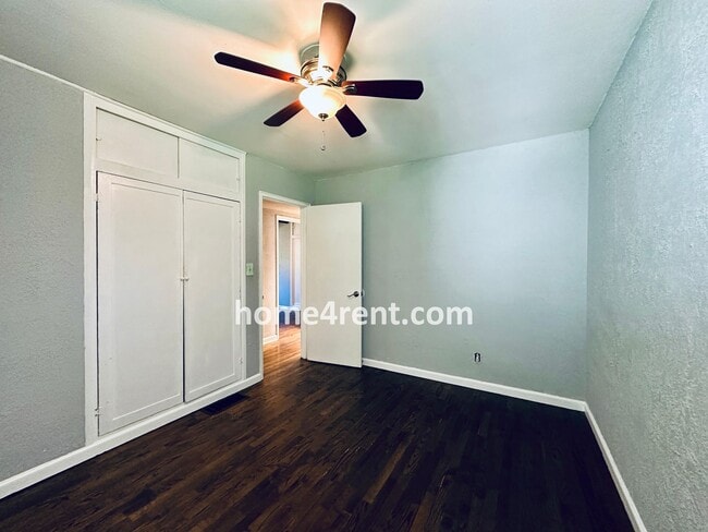 Building Photo - Overland Park Ranch w/ Wood Floors, Update...
