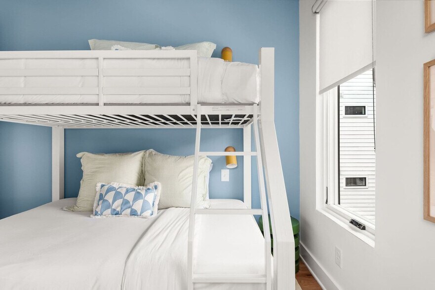 Building Photo - 770 E Argyle Ave